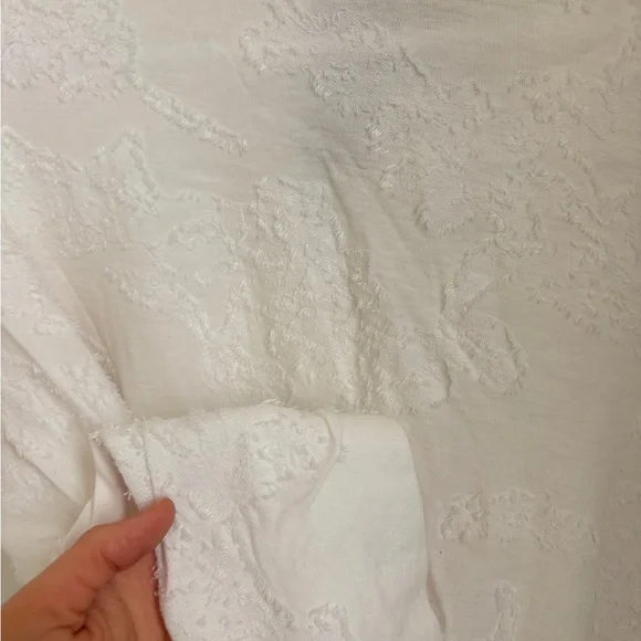 Elegant White Textured Women's Top - Picture 3 of 3